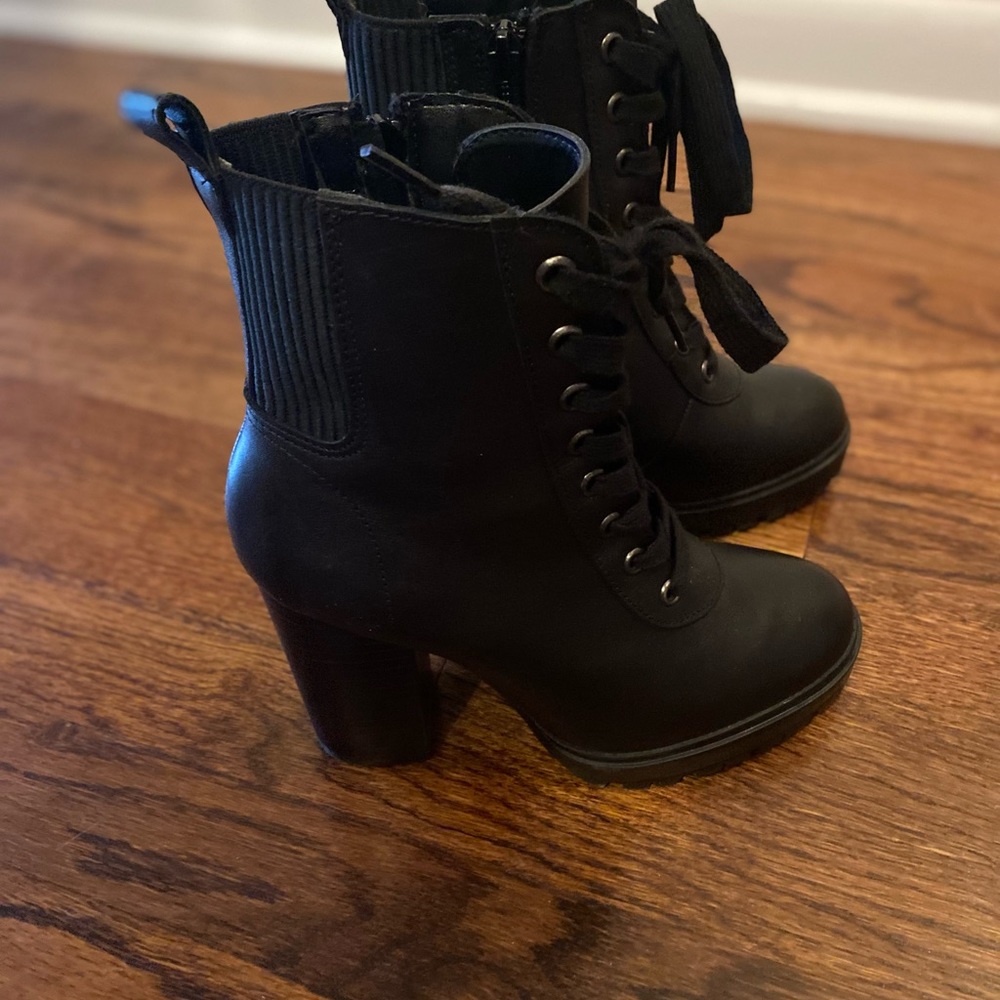Steve Madden lace up boots size 6 color is black